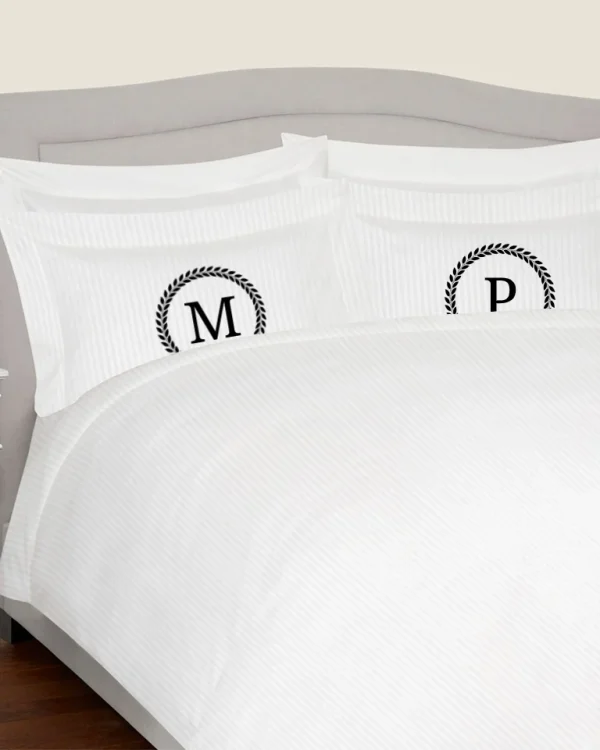 Komplet białej adamaszkowej pościeli personalizowanej ZOE