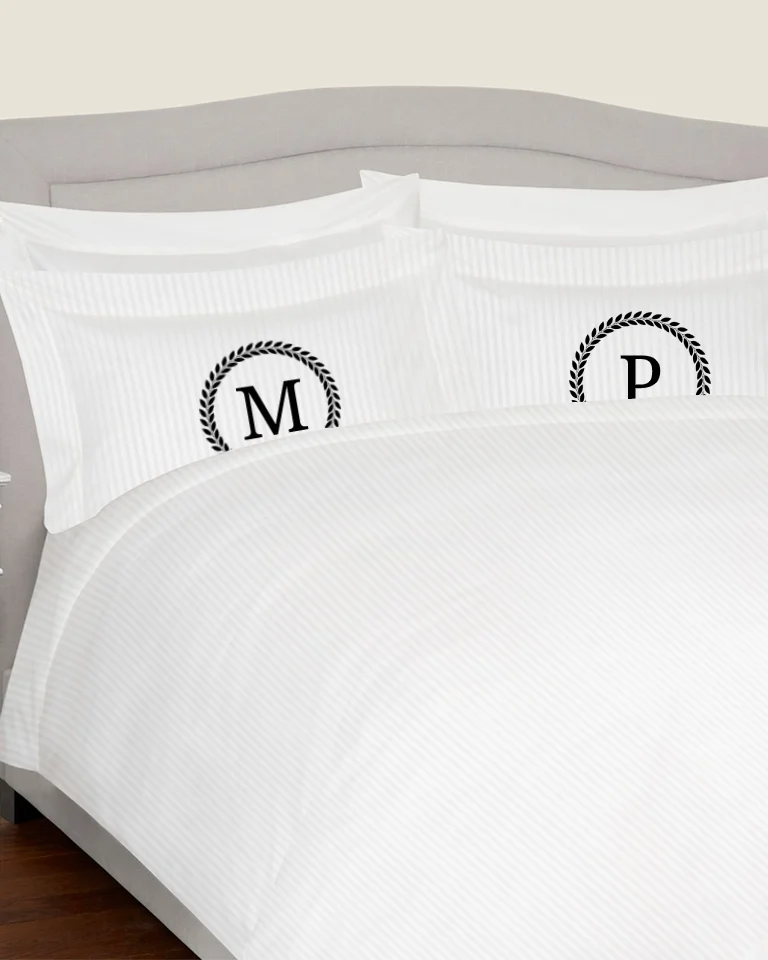 Komplet białej adamaszkowej pościeli personalizowanej ZOE