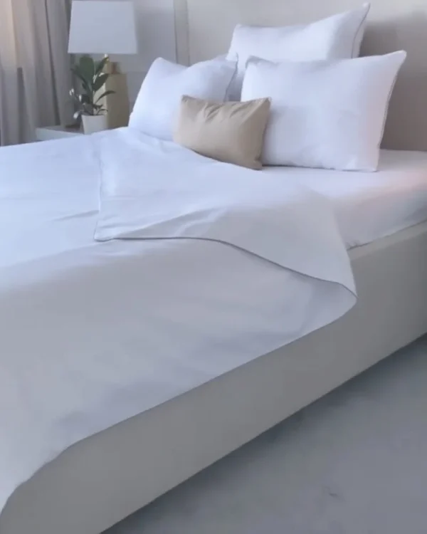 Pościel satynowa SAN ANTONIO – biała z beżową lamówką