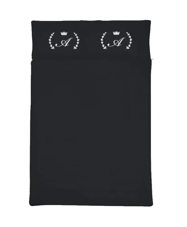 Komplet czarnej satynowej pościeli personalizowanej LAUR