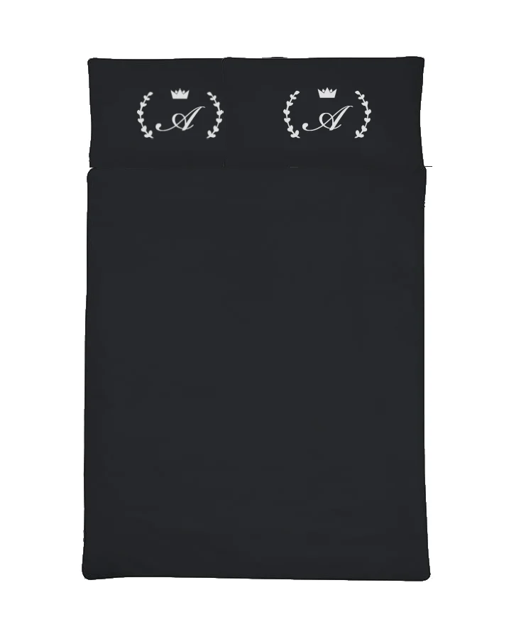 Komplet czarnej satynowej pościeli personalizowanej LAUR
