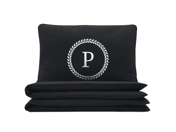 Komplet czarnej satynowej pościeli personalizowanej ZOE