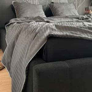 Pościel adamaszkowa SAN ANTONIO – grafitowa z białą lamówką