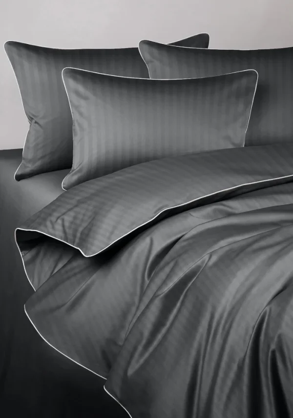 Pościel adamaszkowa SAN ANTONIO – grafitowa z białą lamówką