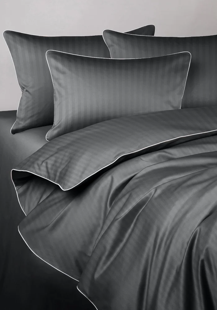 Pościel adamaszkowa SAN ANTONIO – grafitowa z białą lamówką