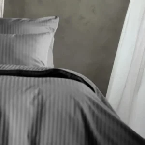 Pościel adamaszkowa SAN ANTONIO – grafitowa z białą lamówką