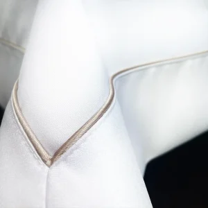 Obrus Veneto Bianco - beżowa lamówka