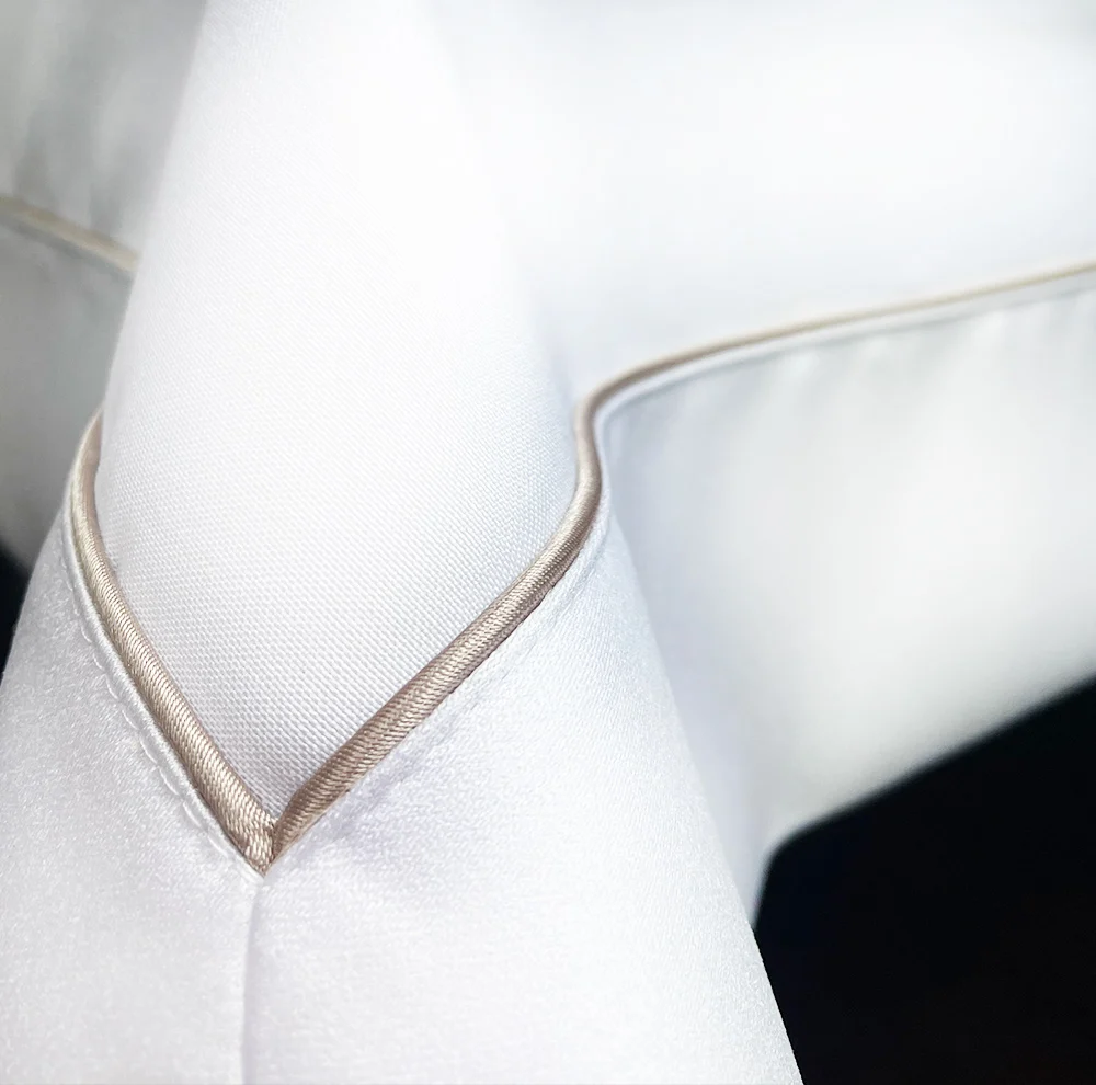 Obrus Veneto Bianco – beżowa lamówka