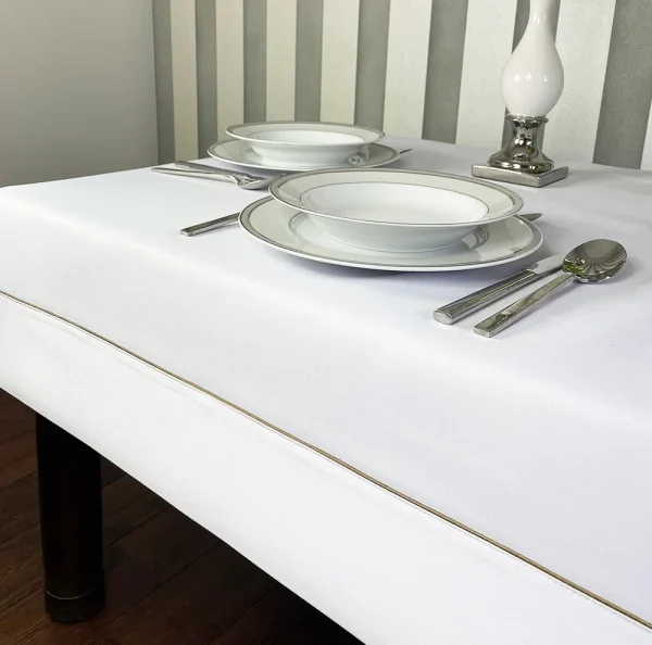 Obrus Veneto Bianco - beżowa lamówka