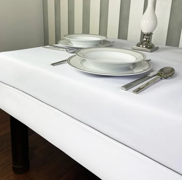 Obrus Veneto Bianco - srebrna lamówka