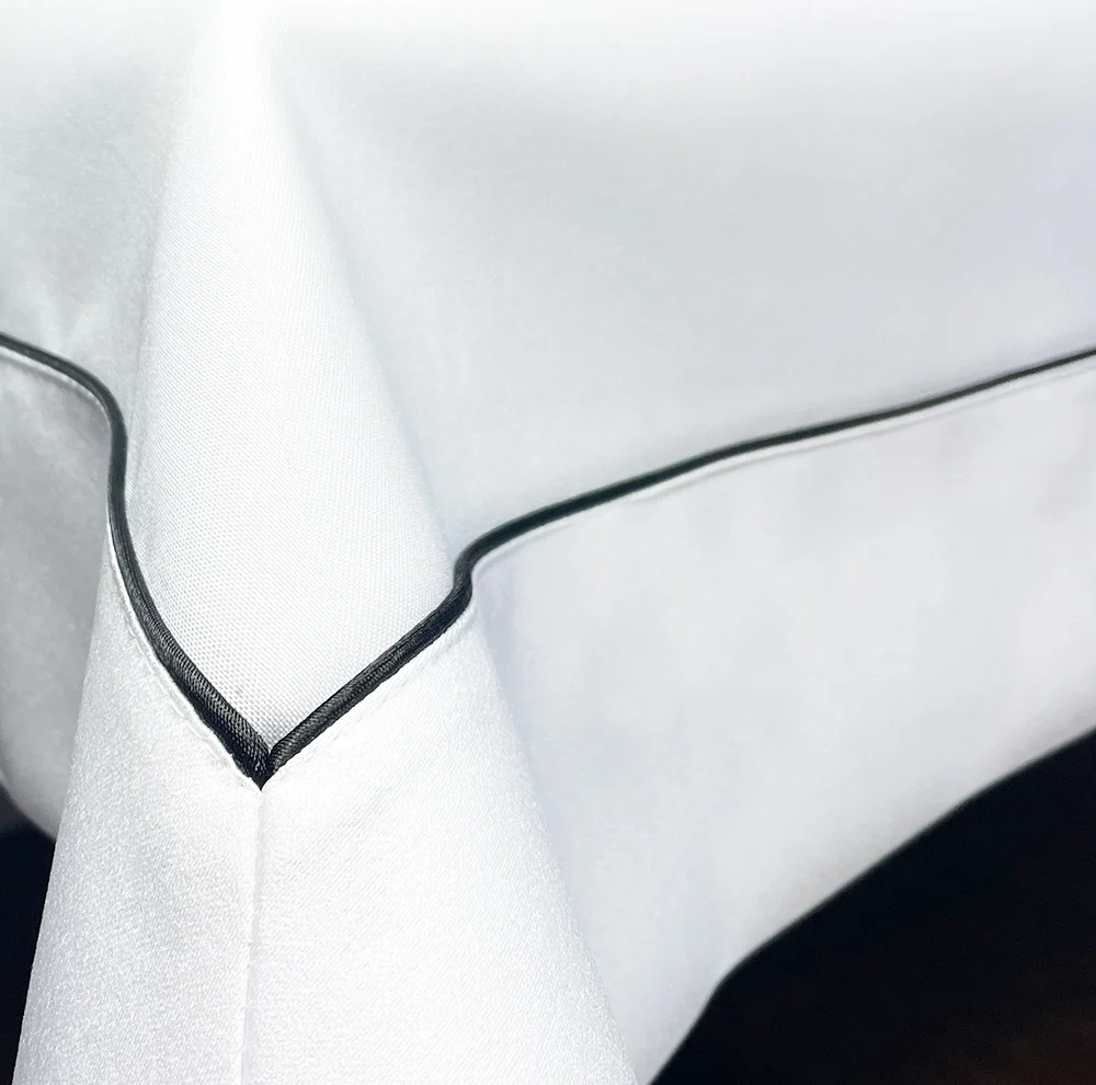 Obrus Veneto Bianco – czarna lamówka