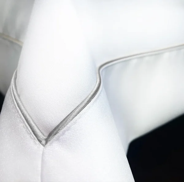 Obrus Veneto Bianco - srebrna lamówka