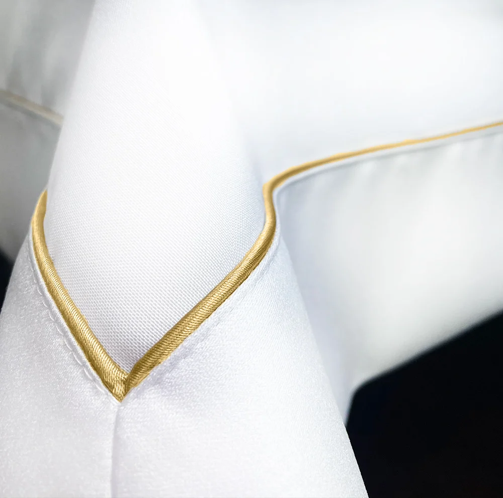 Obrus Veneto Bianco – złota lamówka