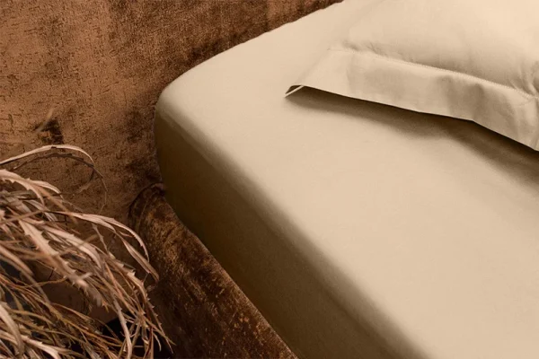 Prześcieradło satynowe sandy beige z gumką