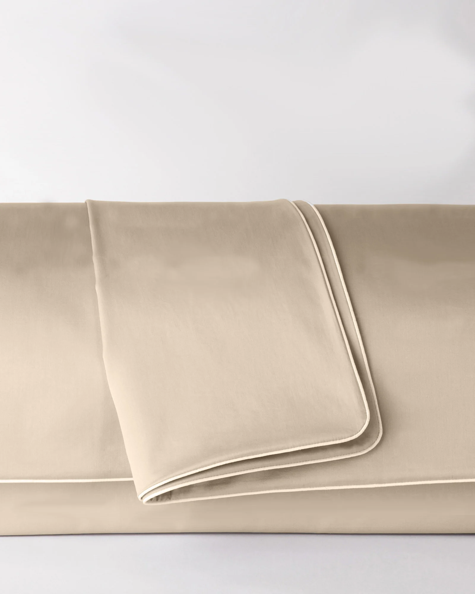 Poszwa satynowa SAN ANTONIO sandy beige z białą lamówką