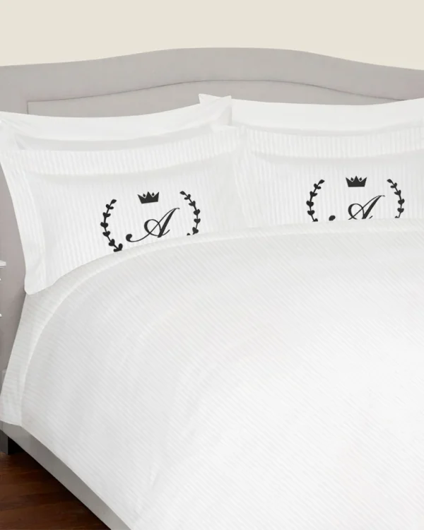 Komplet białej adamaszkowej pościel personalizowanej LAUR