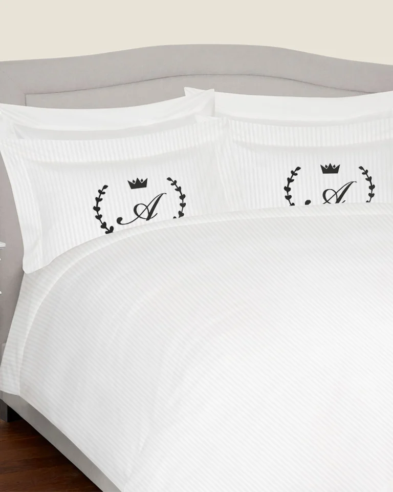 Komplet białej adamaszkowej pościel personalizowanej LAUR
