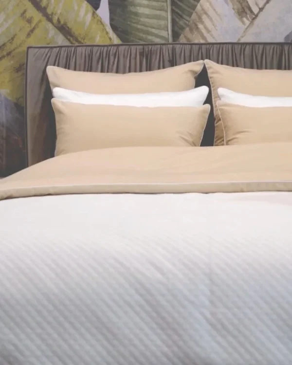 Pościel satynowa SAN ANTONIO - sandy beige z białą lamówką