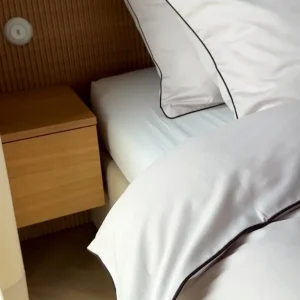 Pościel satynowa SAN ANTONIO - perłowy beż z brązową lamówką