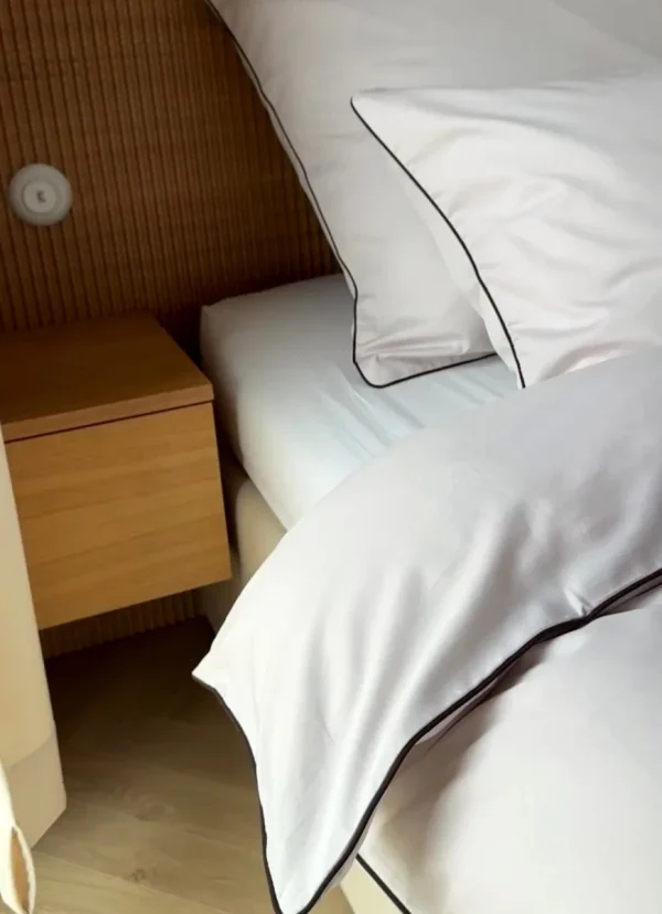 Pościel satynowa SAN ANTONIO - perłowy beż z brązową lamówką