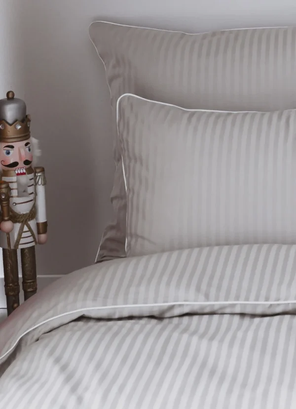 Pościel adamaszkowa SAN ANTONIO – latte beż z białą lamówką