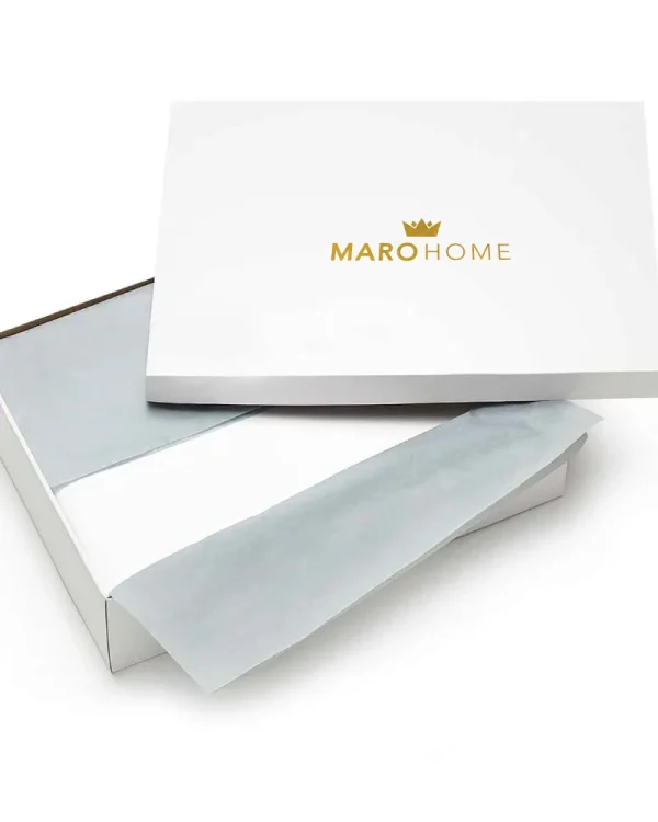 Komplet czarnej satynowej pościeli personalizowanej LAUR