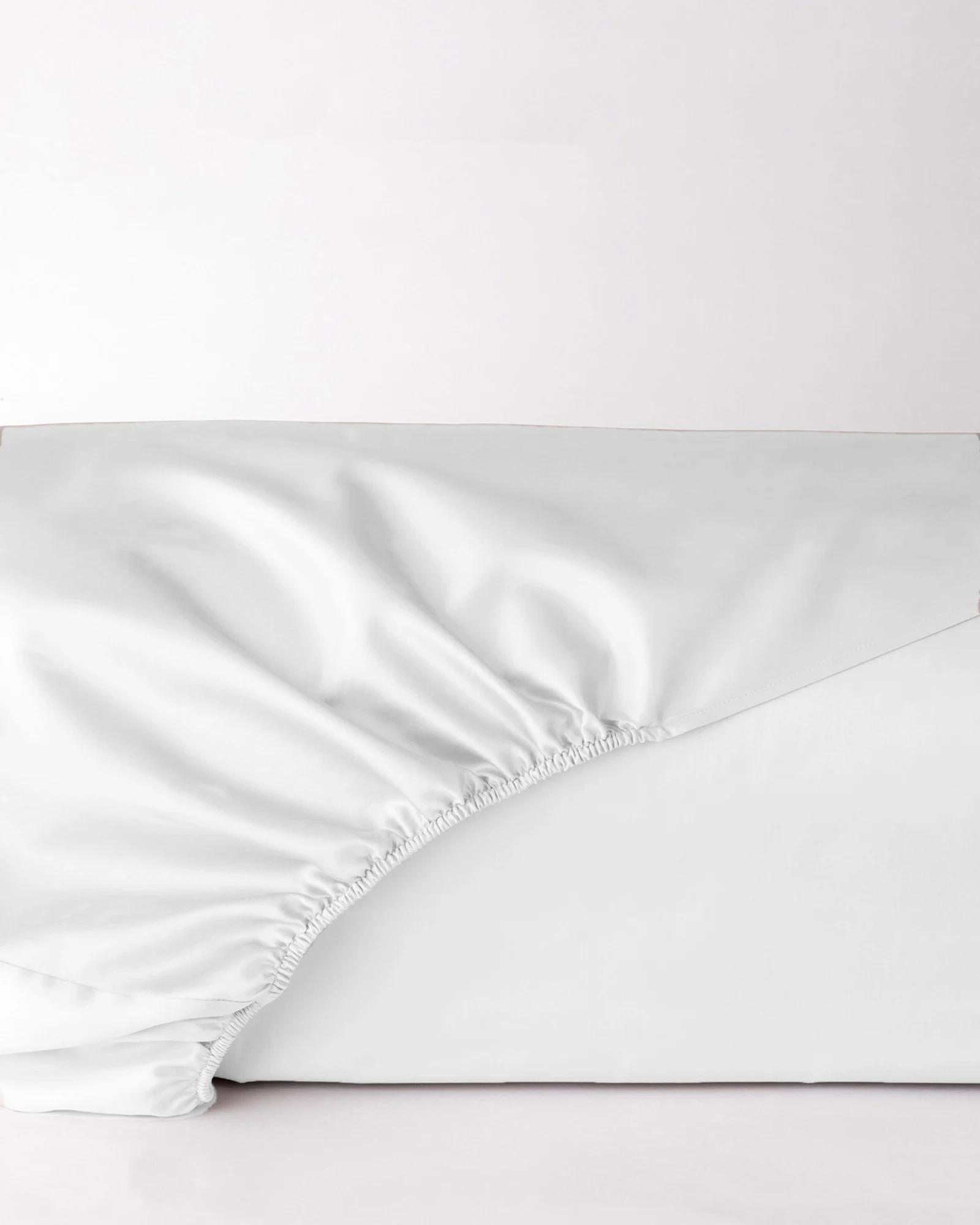 Prześcieradło satynowe białe z gumką
