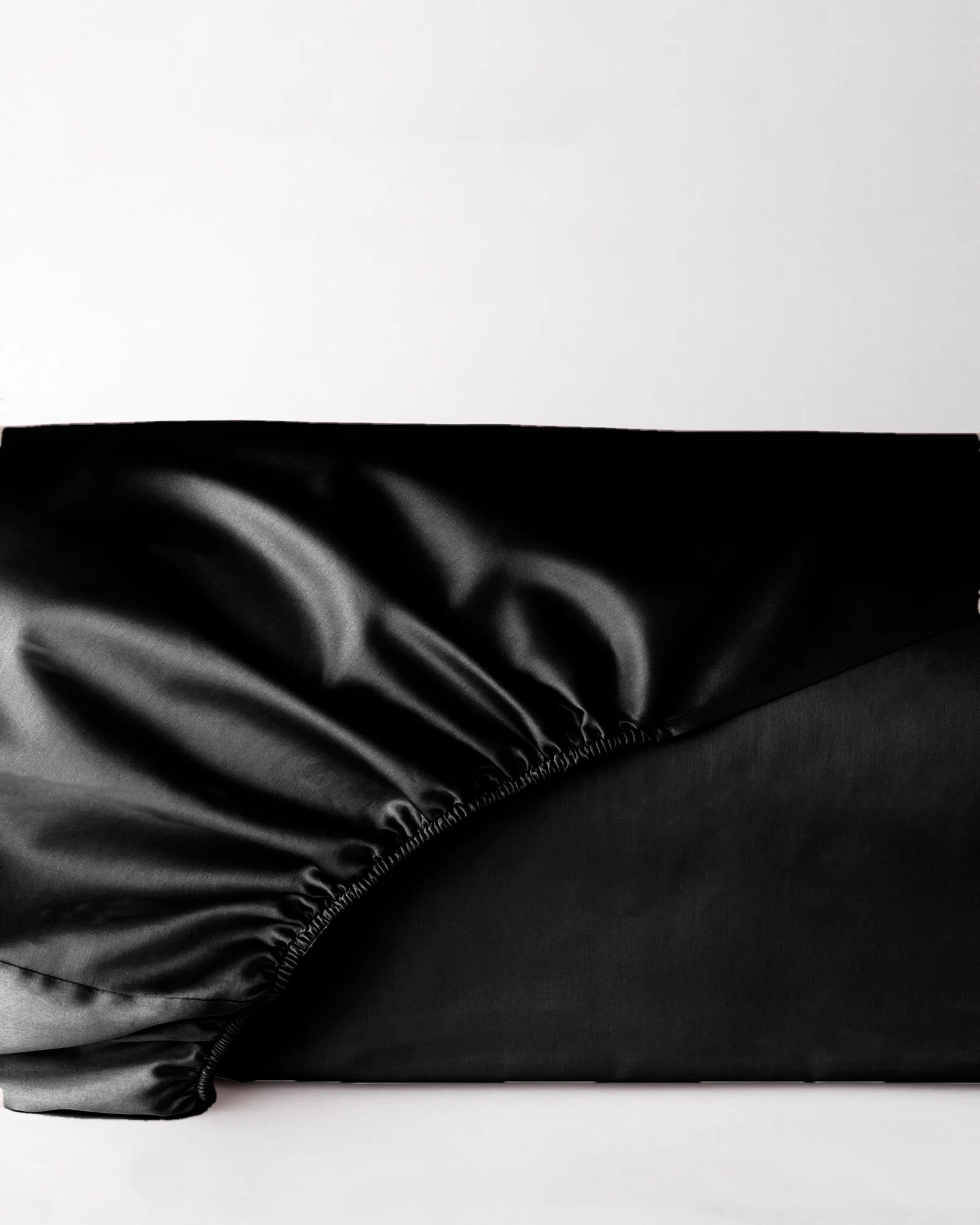 Prześcieradło satynowe czarne z gumką