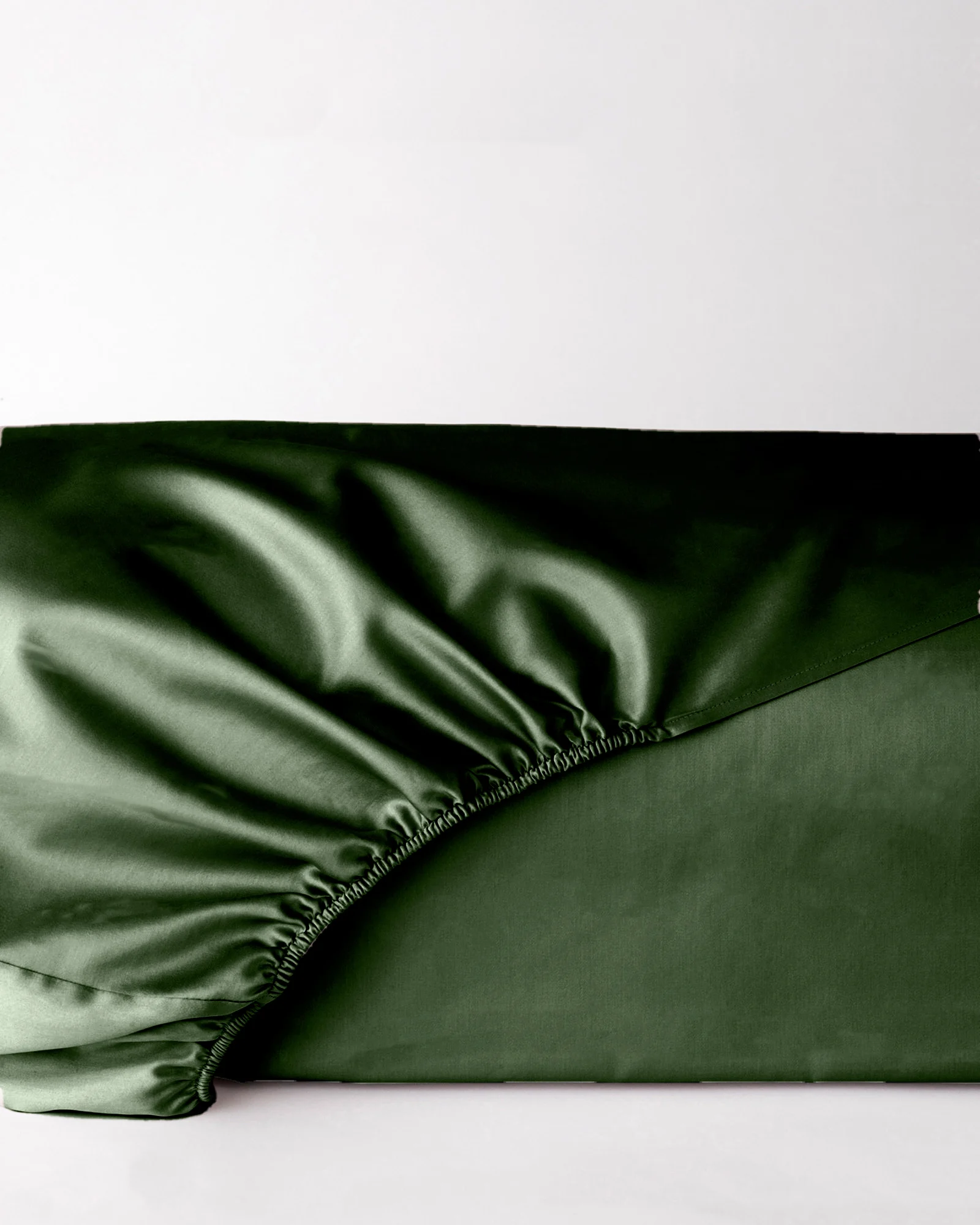 Prześcieradło satynowe butelkowa zieleń boho z gumką