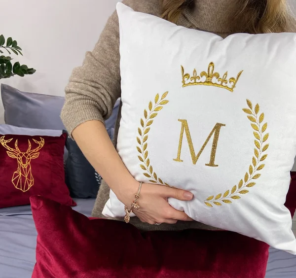 Poduszka VELVET QUEENY z monogramem