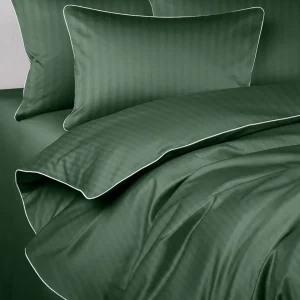 Pościel adamaszkowa SAN ANTONIO – butelkowa zieleń z białą lamówką