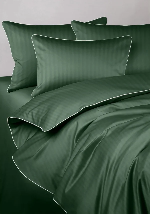 Pościel adamaszkowa SAN ANTONIO – butelkowa zieleń z białą lamówką