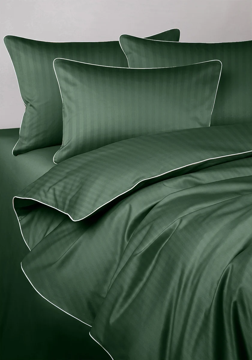 Pościel adamaszkowa SAN ANTONIO – butelkowa zieleń z białą lamówką