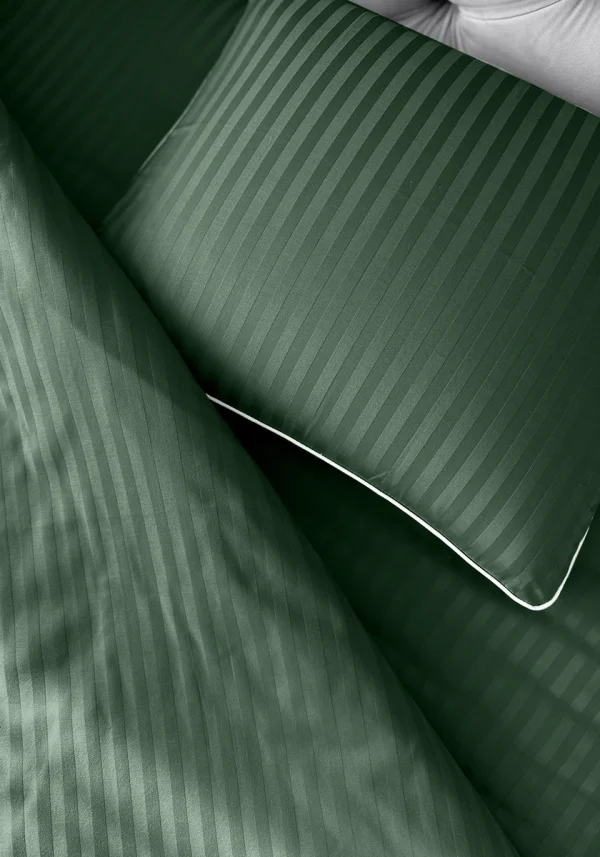 Pościel adamaszkowa SAN ANTONIO – butelkowa zieleń z białą lamówką