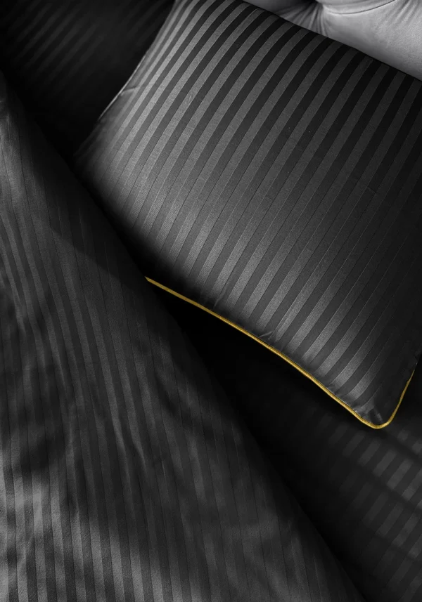 Pościel adamaszkowa SAN ANTONIO – czarna ze złotą lamówką