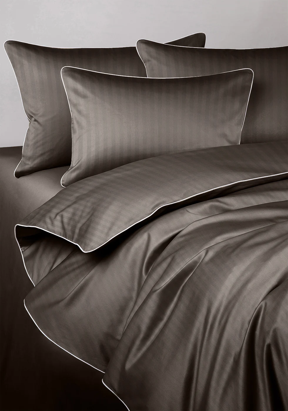 Pościel adamaszkowa SAN ANTONIO – espresso z białą lamówką