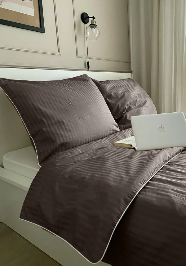 Pościel adamaszkowa SAN ANTONIO – espresso z białą lamówką