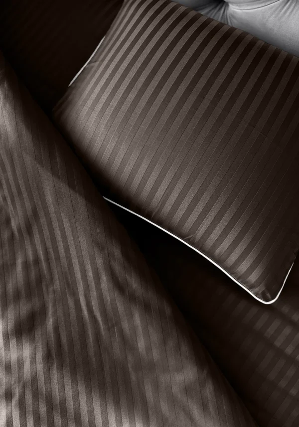 Pościel adamaszkowa SAN ANTONIO – espresso z białą lamówką