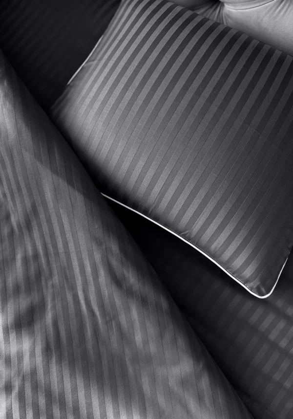 Pościel adamaszkowa SAN ANTONIO – grafitowa z białą lamówką