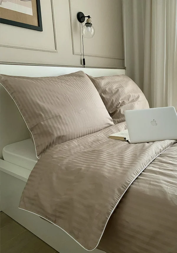 Pościel adamaszkowa SAN ANTONIO – macchiato beż z białą lamówką