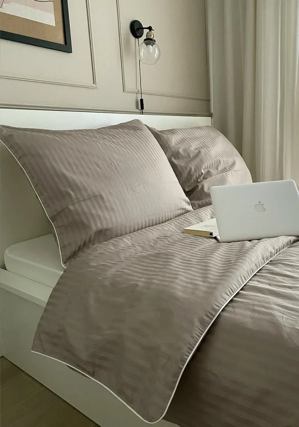 Pościel adamaszkowa SAN ANTONIO – taupe z białą lamówką