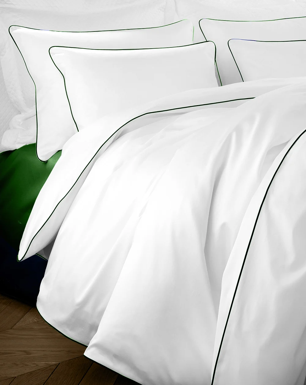 Pościel satynowa SAN ANTONIO – biała z lamówką butelkowej zieleni boho