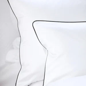 Pościel satynowa SAN ANTONIO – biała z czarną lamówką