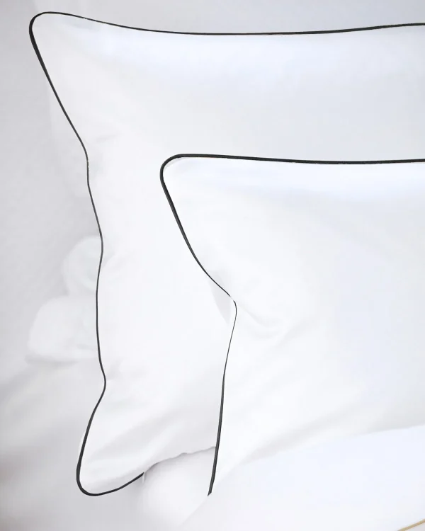 Pościel satynowa SAN ANTONIO – biała z czarną lamówką