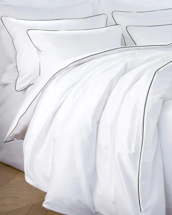 Pościel satynowa SAN ANTONIO – biała z czarną lamówką