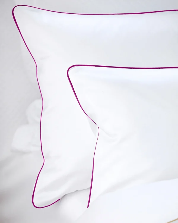 Pościel satynowa SAN ANTONIO - biała z fuksjową lamówką
