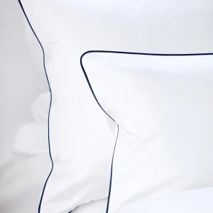 Pościel satynowa SAN ANTONIO - biała z lamówką navy blue