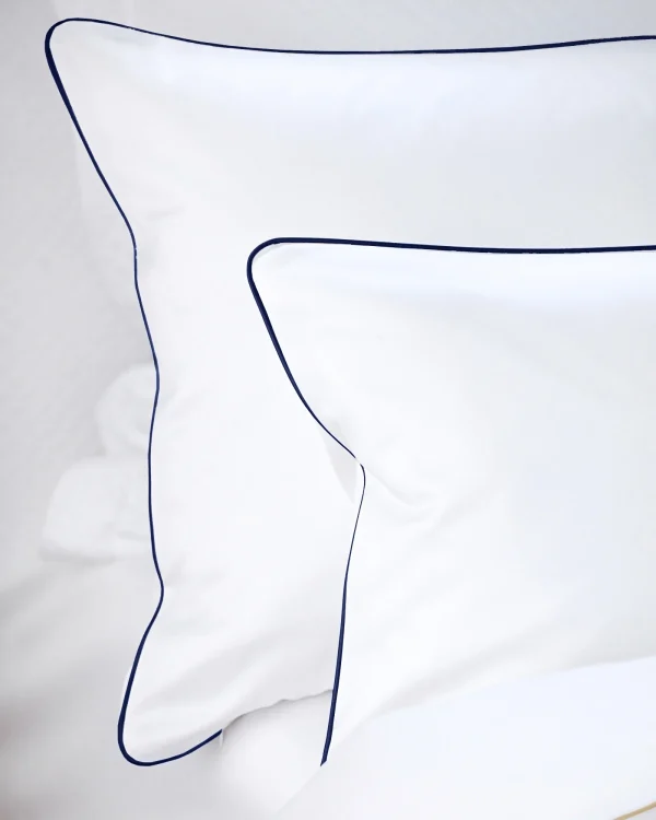 Pościel satynowa SAN ANTONIO - biała z lamówką navy blue