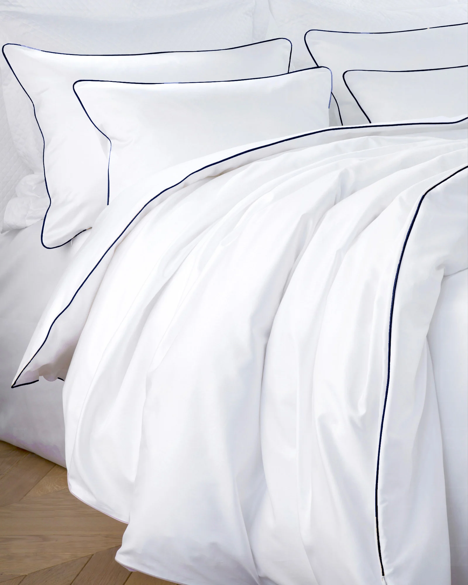 Pościel satynowa SAN ANTONIO – biała z lamówką navy blue