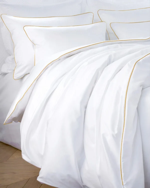 Pościel satynowa SAN ANTONIO - biała ze złotą lamówką